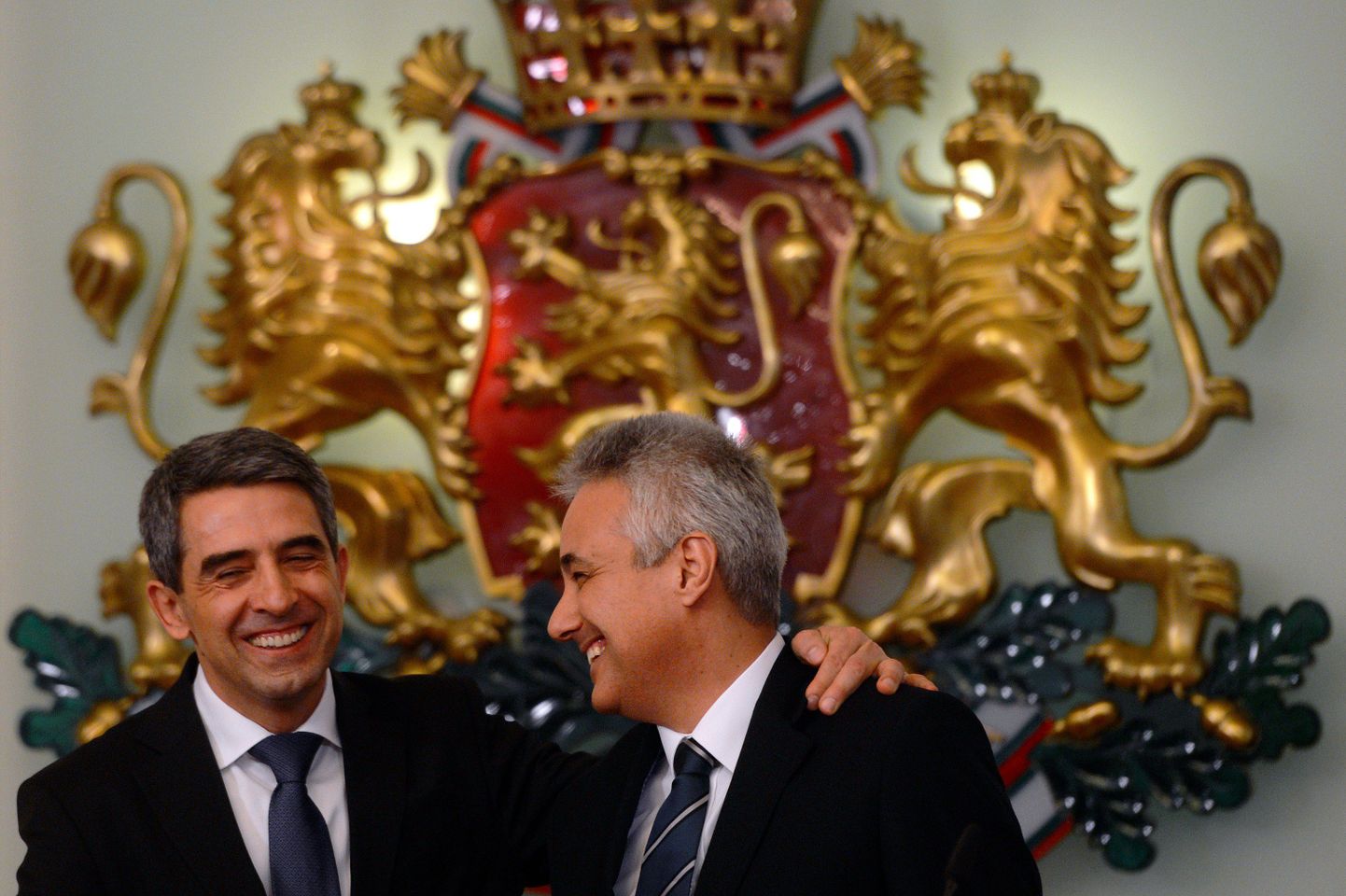 Bulgaaria president Rosen Plevneliev (vasakul) nimetas täna ajutiseks peaministriks diplomaat Marin Raikovi (paremal).