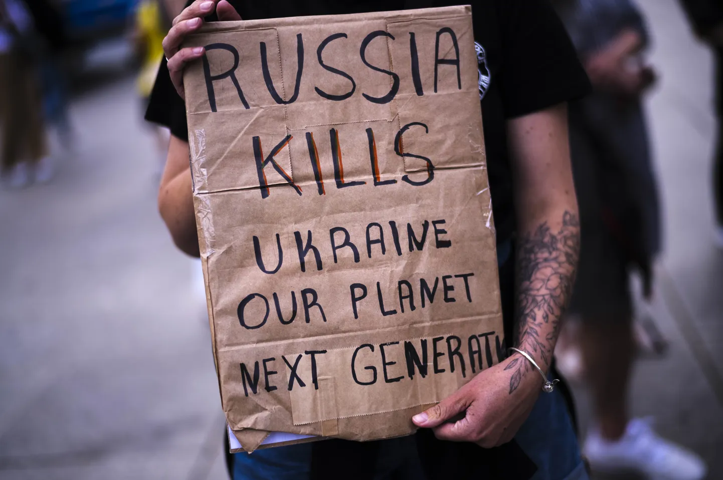 Sieviete ar protesta plakātu. Ilustratīvs attēls