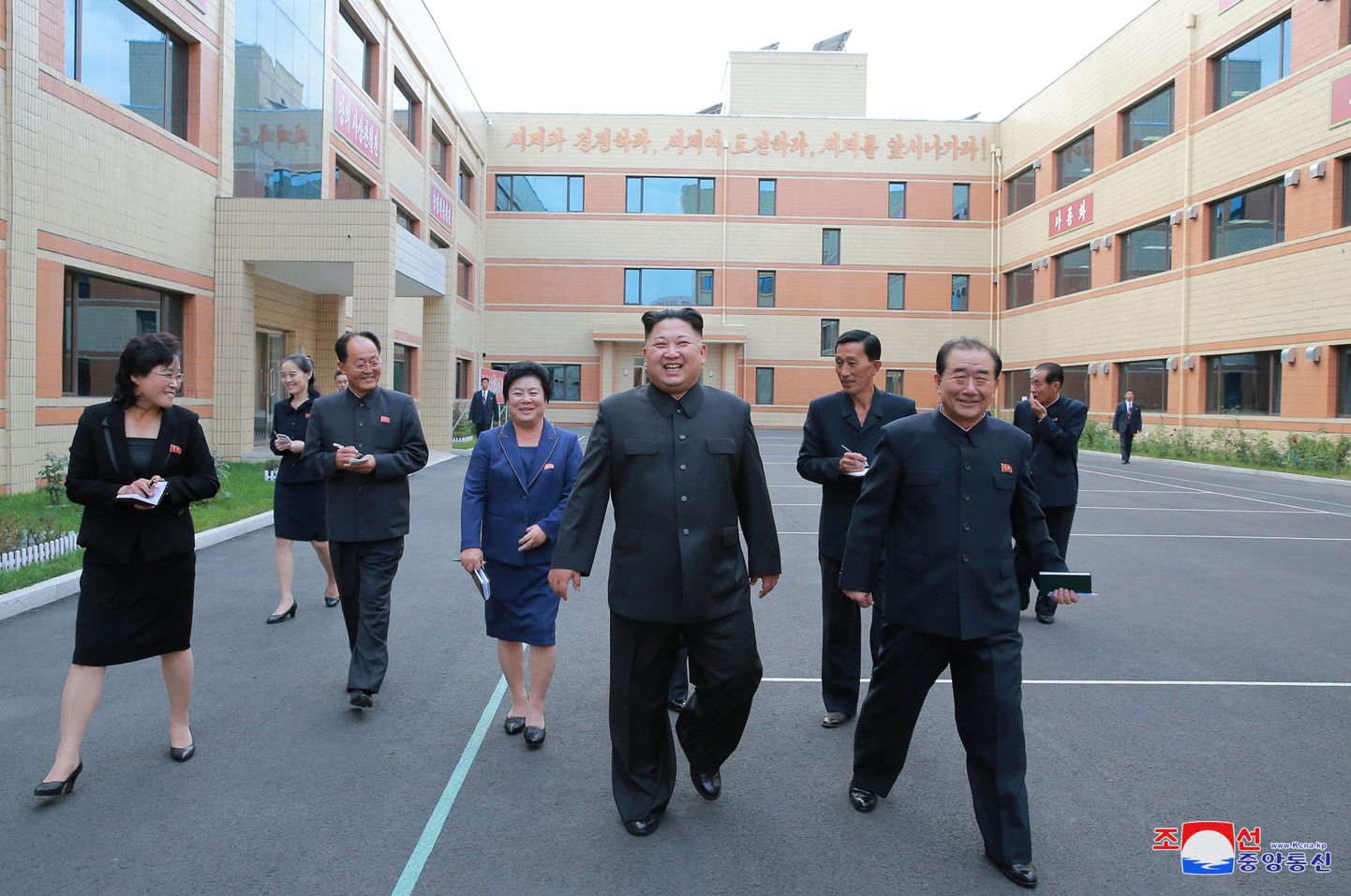 Kim Jong-un Ryuwoni jalatsivabrikut külastamas.