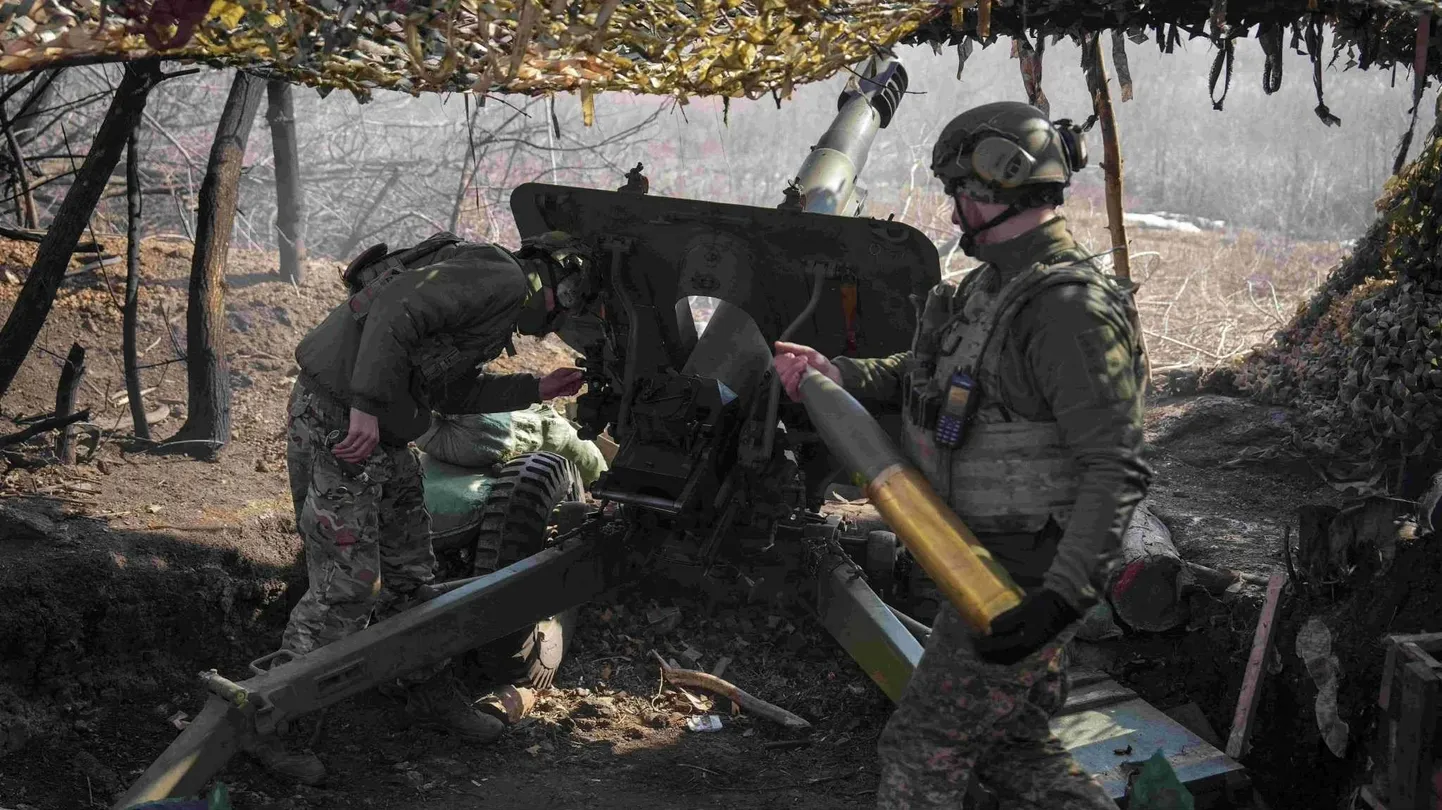 Украинские военные ведут огонь из гаубицы на Покровском направлении. Россия заявляет, что смогла перейти границу областей на этом участке фронта