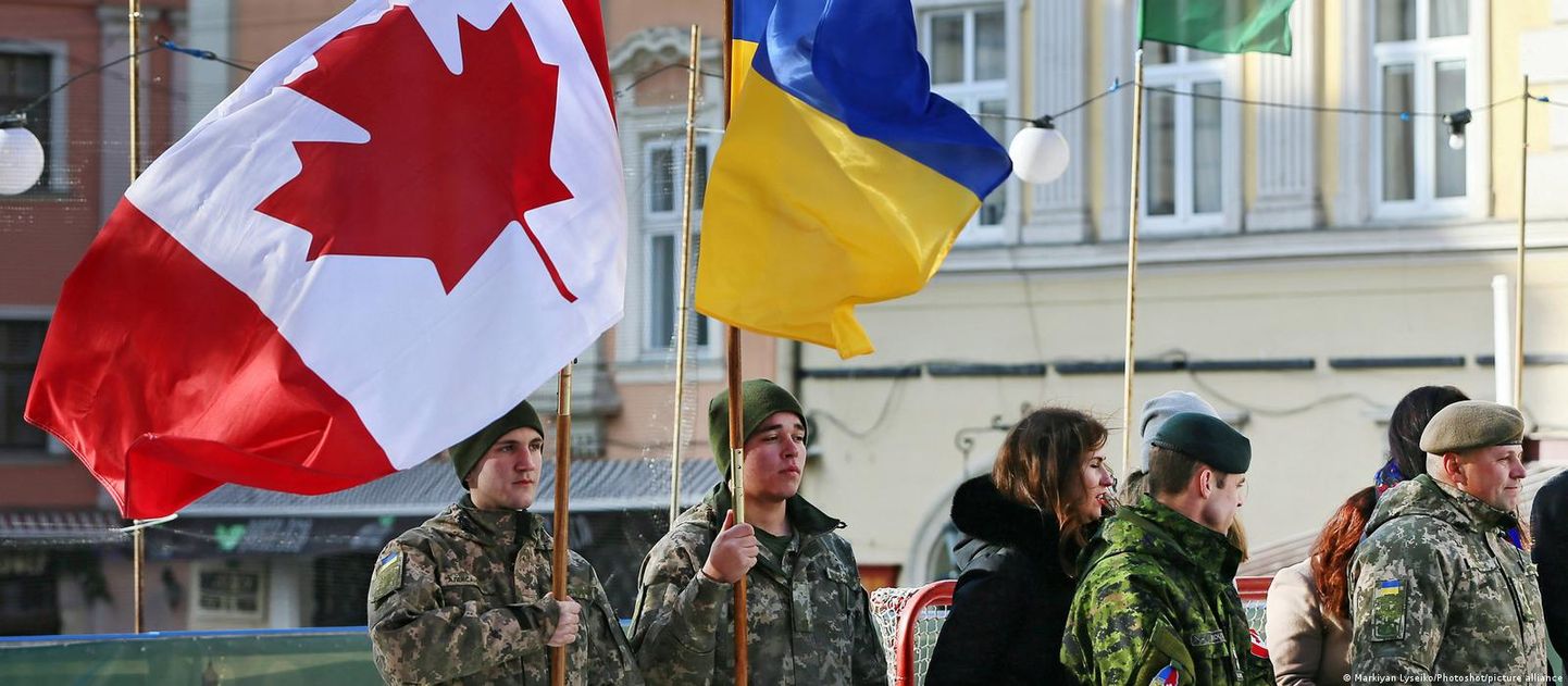 Флаги Канады и Украины в руках украинских солдат (фото из архива)