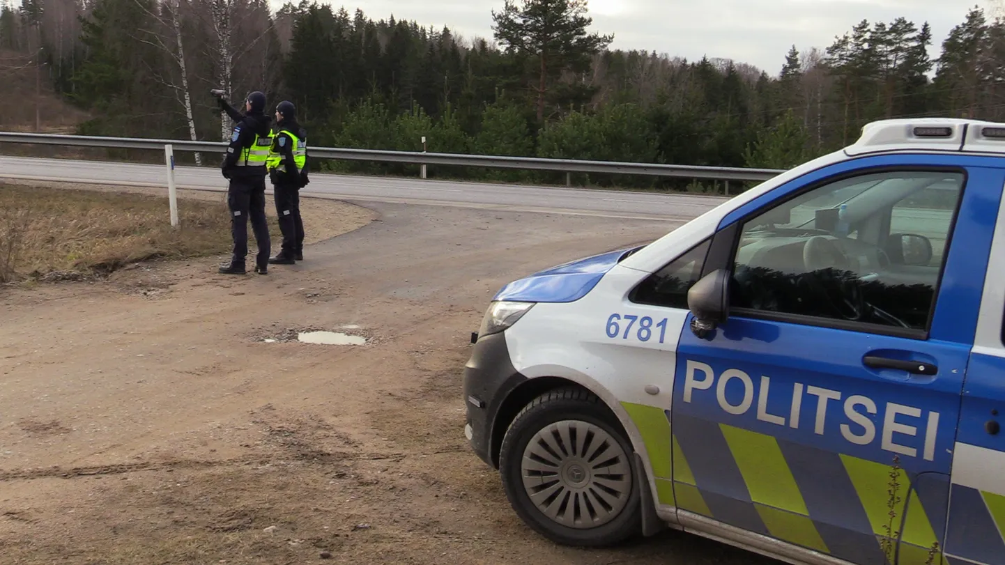 Politseinikud liiklusjärelevalvet tegemas. Pilt on illustratiivne.
