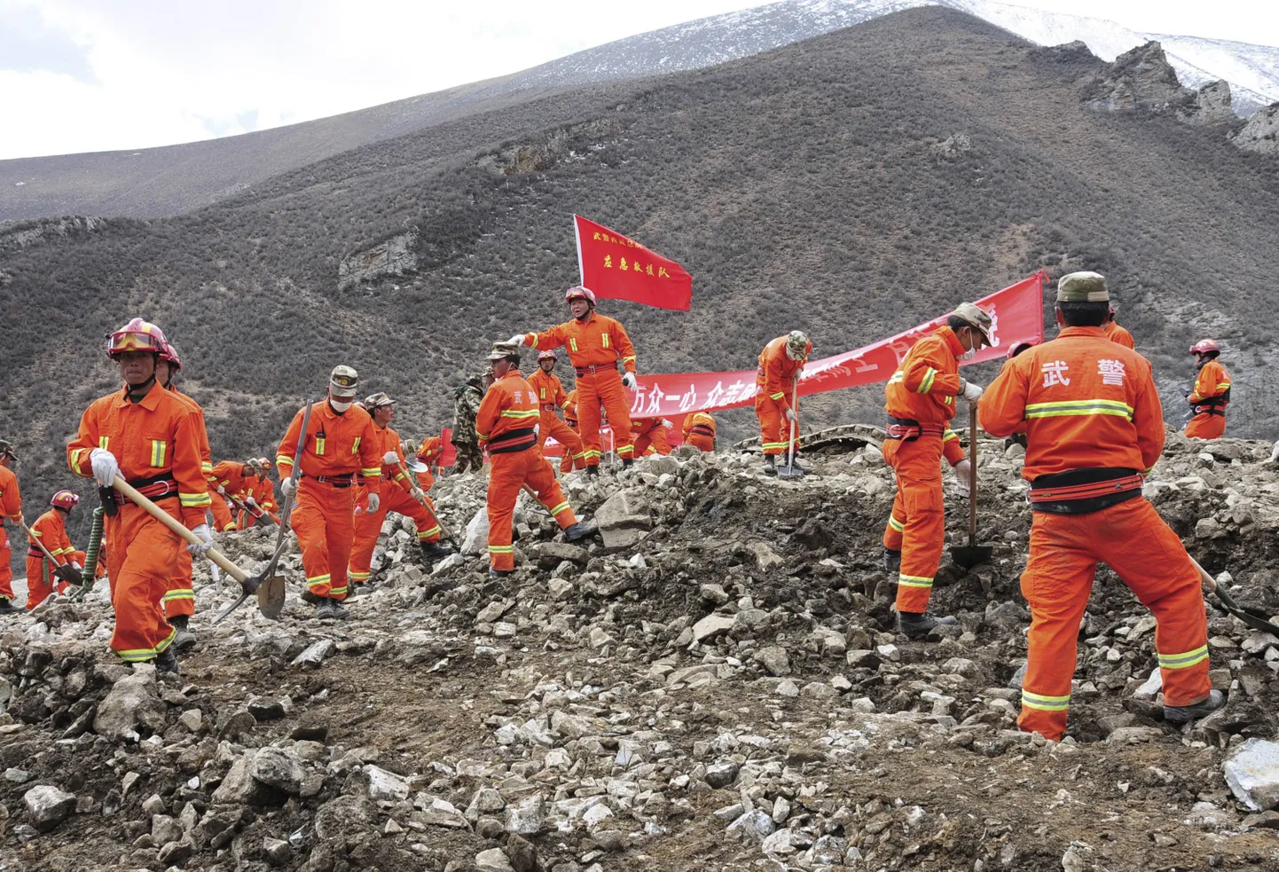 Päästetöötajad otsivad Tiibetis juhtunud maalihkes kadunuks jäänud inimesi.