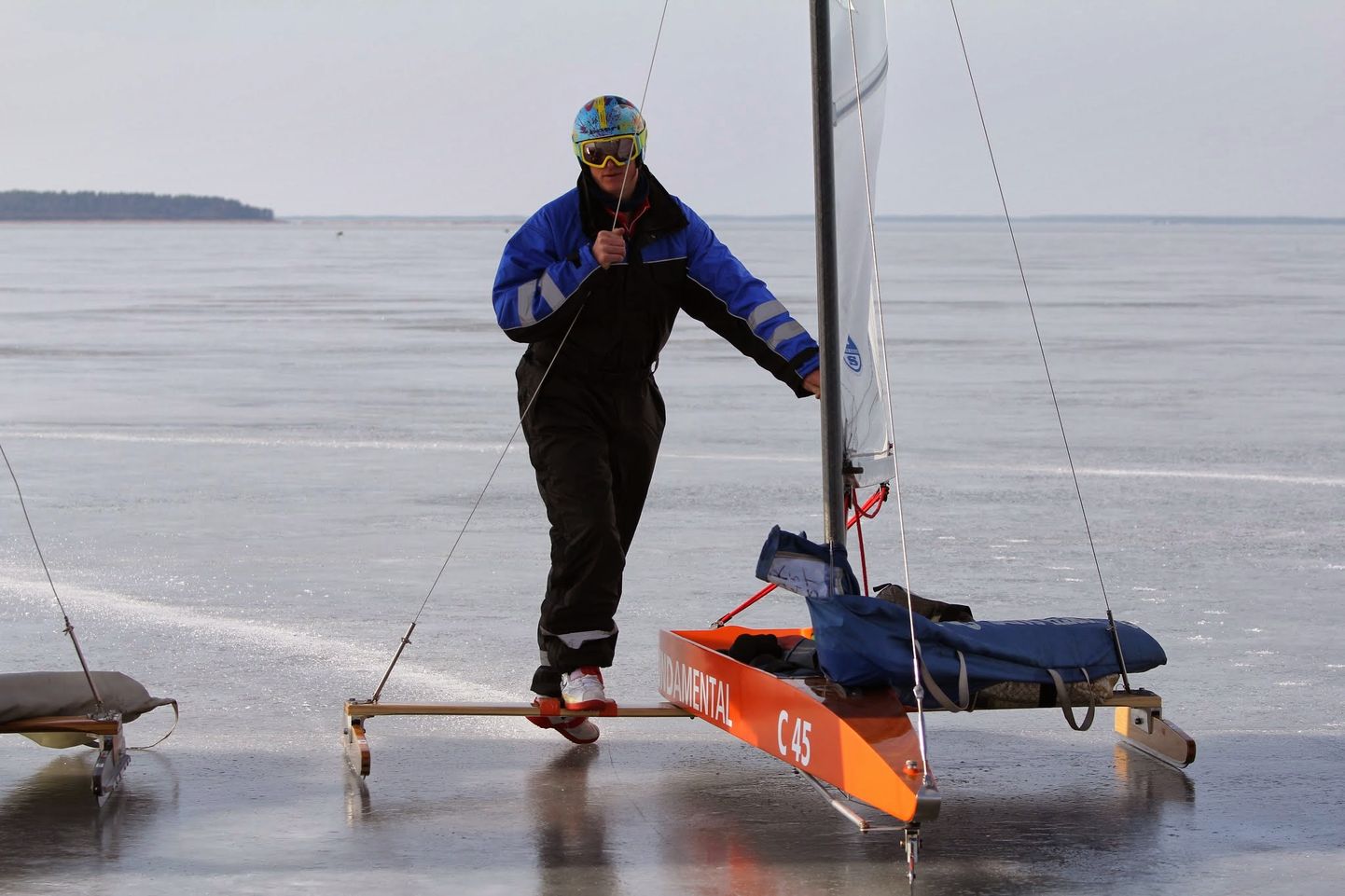 Pärnu viimaste aastate edukaim jääpurjetaja Mihkel Kosk võitis veenva ülekaaluga hooaja viimase edetabeliregati.