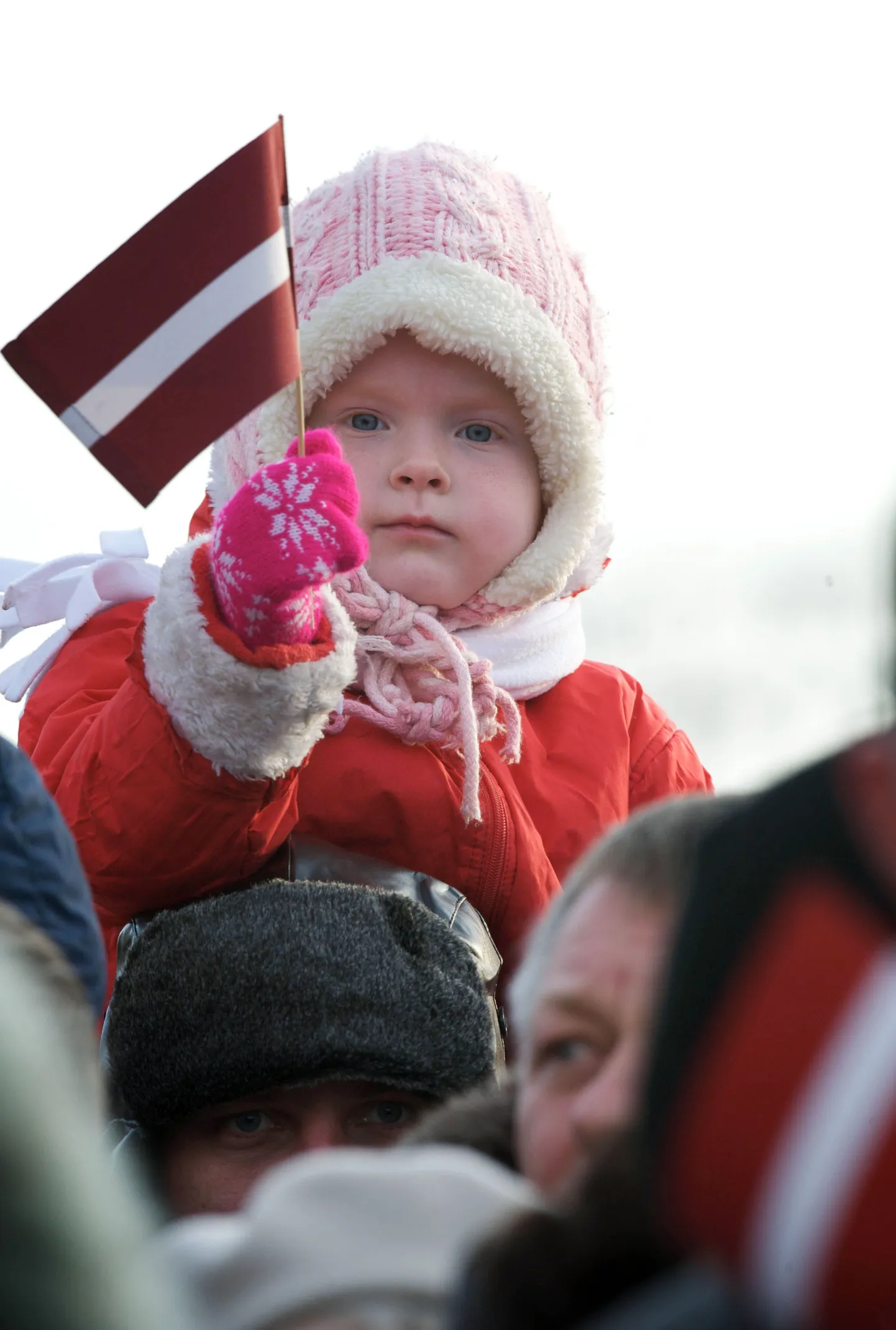Малыш держит в руках латвийский флаг