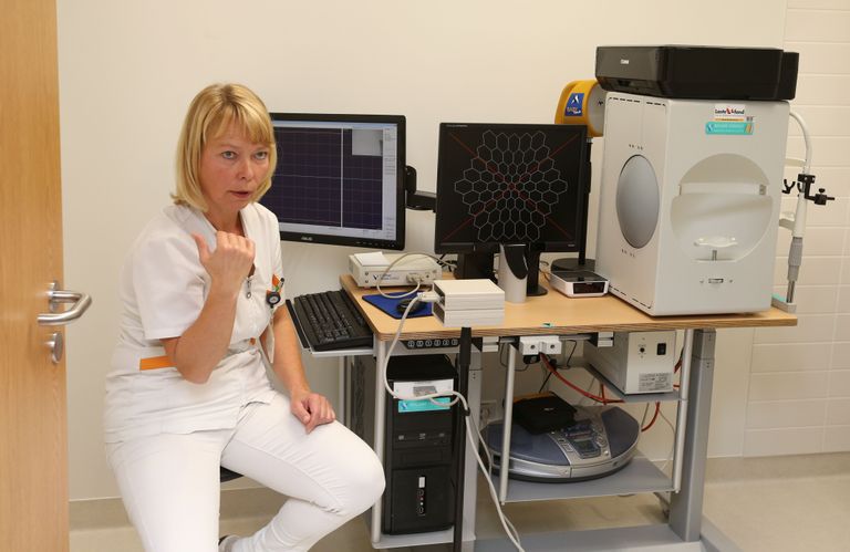 Ülemõde Terell Pihlak näitab silmakliiniku üht moodsamat uuringuvahendit - elektroretinograafi, mis uurib reetina rakkudes valguse mõjul tekkivate elektriliste impulsside olemasolu ja kiirust.