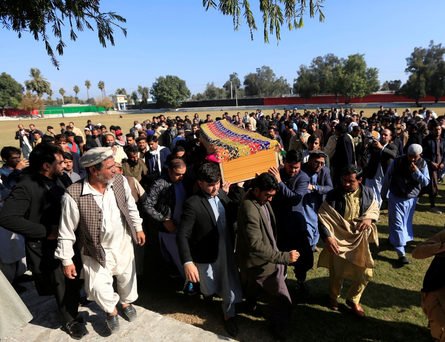 Afgaani mehed kandmas ajakirjanik Malalai Maiwandi kirstu.