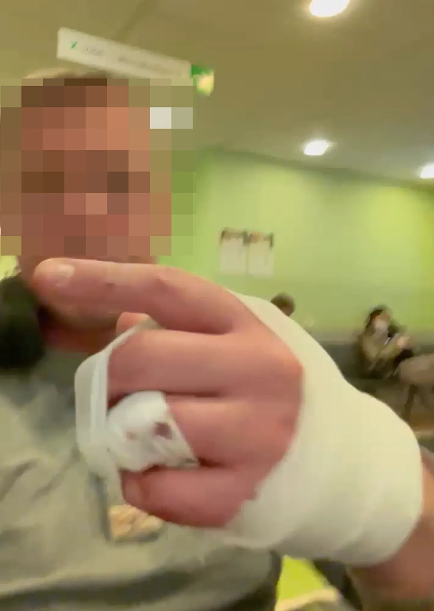Sergei salvestas regionaalhaigla erakorralise meditsiinosakonnas aega parajaks tehes video, milles on näha tema pureda saanud ja kinni seotud ihuliikmed.