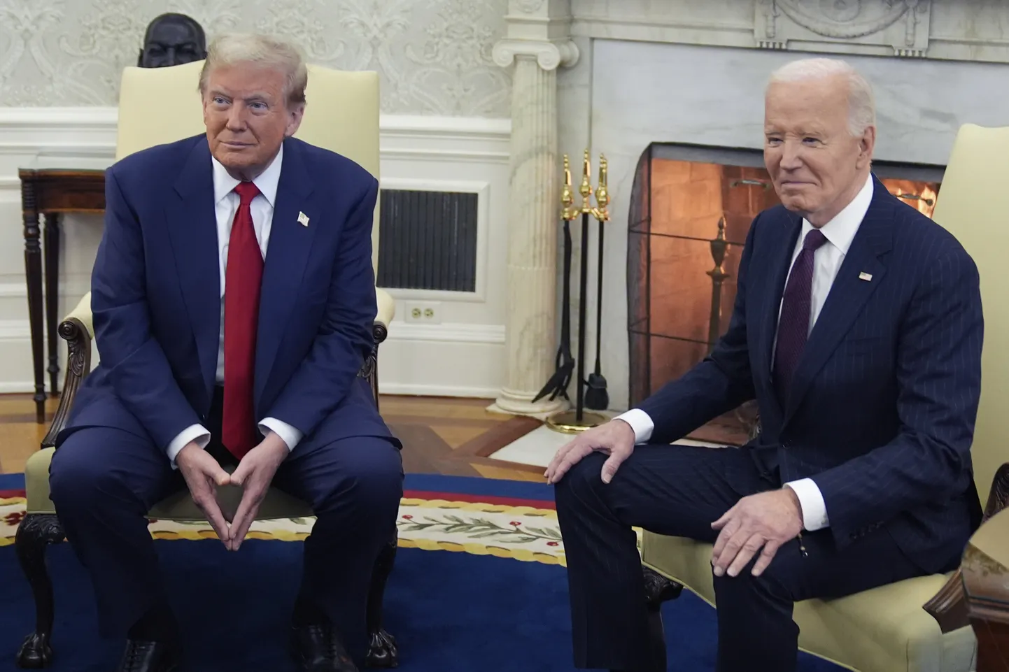 Ameerika Ühendriikide president Joe Biden võõrustamas ovaalkabinetis Donald Trumpi.