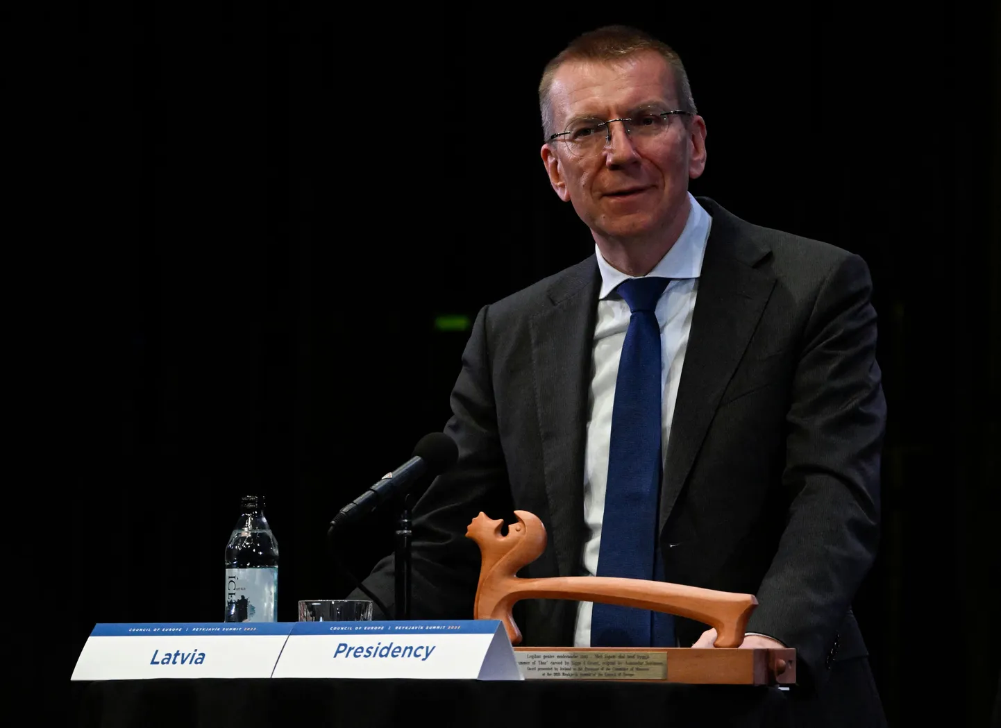 Läti välisministri Edgars Rinkēvičsi presidendiks aitamiseks otsib tema erakond aktiivselt toetust ka opositsioonist.