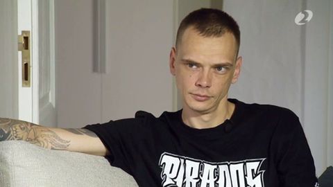 Видео: что случилось с крутым эстонским рэпером? Ему что, выбили зубы? 