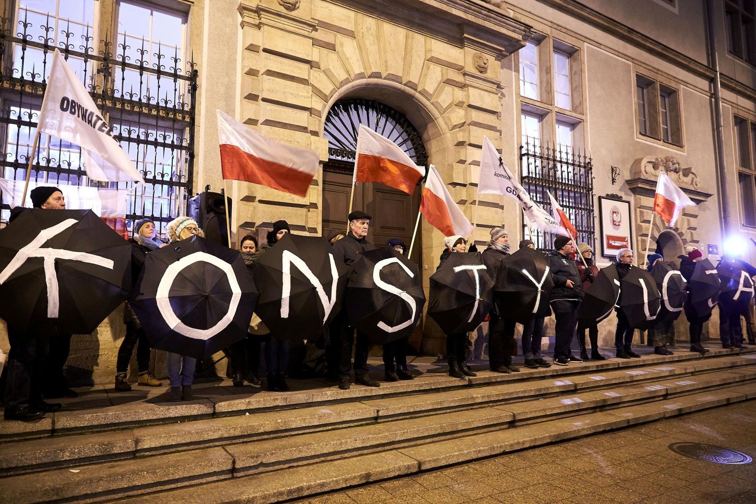 Poolas on Euroopa Liidu küsimus toonud rahva korduvalt tänavale. Pildil 8. detsembril 2017 aset leidnud protest Gdanski kohtumaja ees.