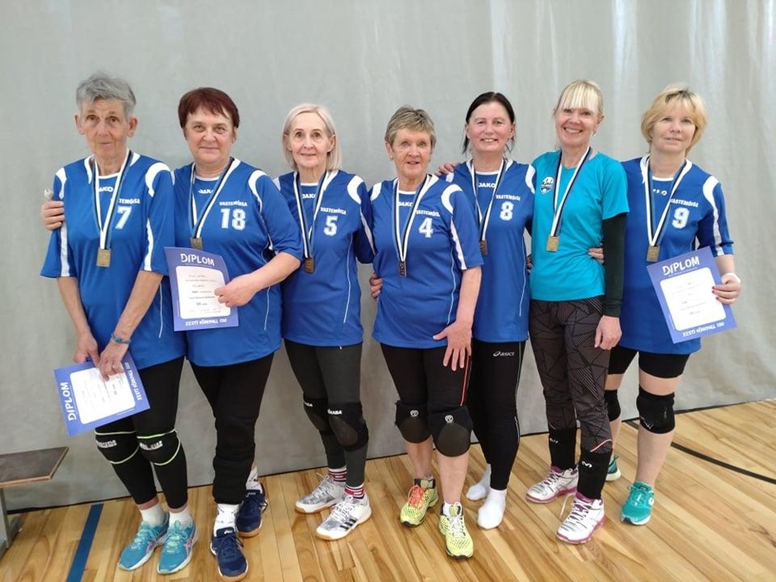 Viljandi naisvõrkpallurite esindus naasis läinud nädalavahetusel üle 60-aastaste vanuseklassi Eesti meistrivõistlustelt pronksiga.