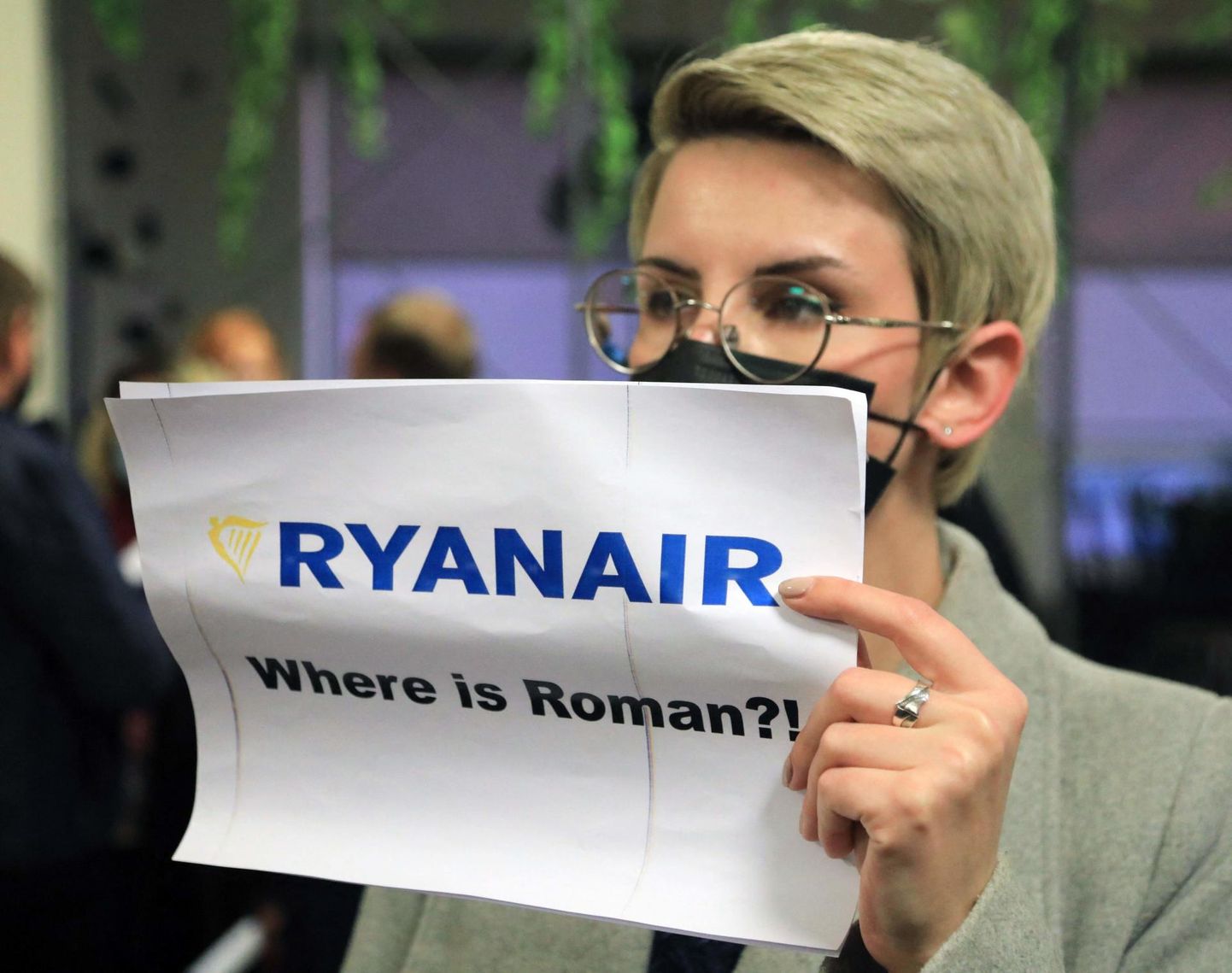 Meeleavaldaja Vilniuse lennujaamas küsib Ryanairi käest, kuhu jäi Raman Pratasevitš. 