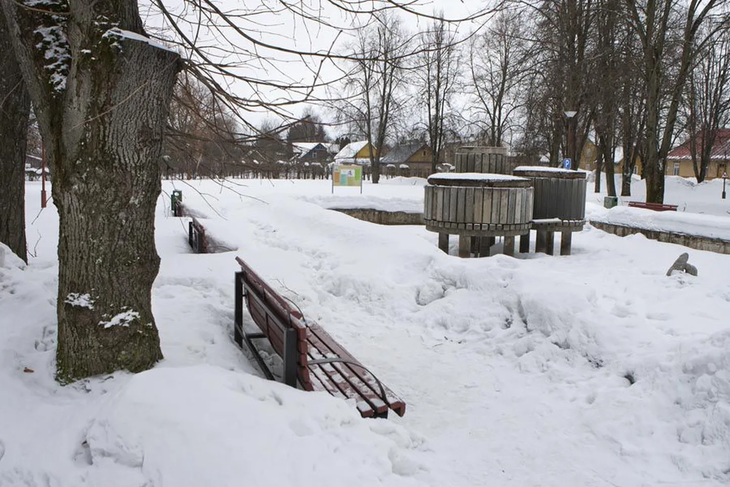 Talvel on nime ootav park enamasti inimtühi, suvel aga käiakse seal lastega mängimas või niisama istumas.
