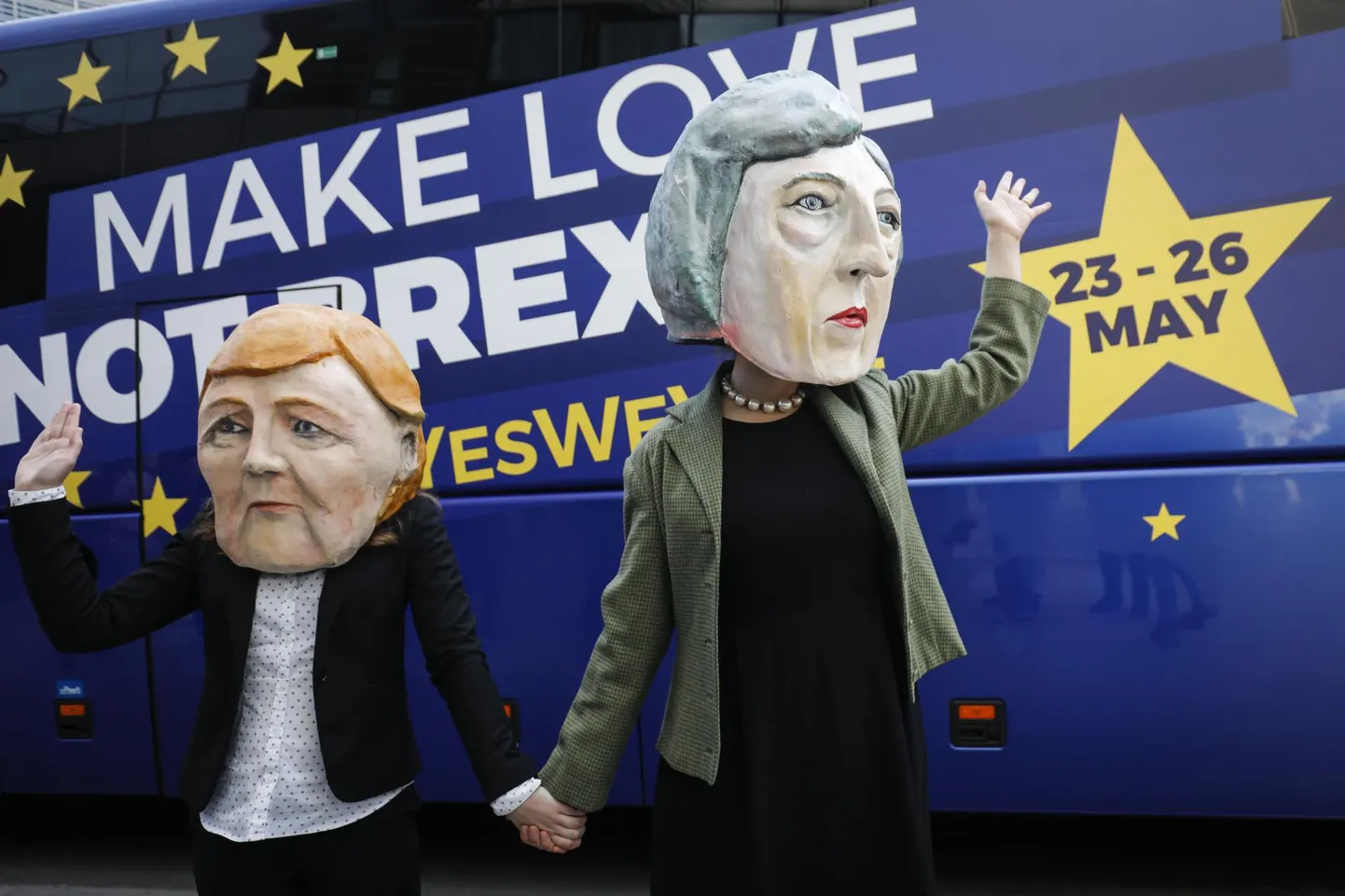 Saksa liidukantslerit Angela Merkelit ja Briti peaministrit Theresa Mayd kehastavad meeleavaldajad esinesid eile Brüsselis üleskutsega Brexiti asemel hoopis armastada.