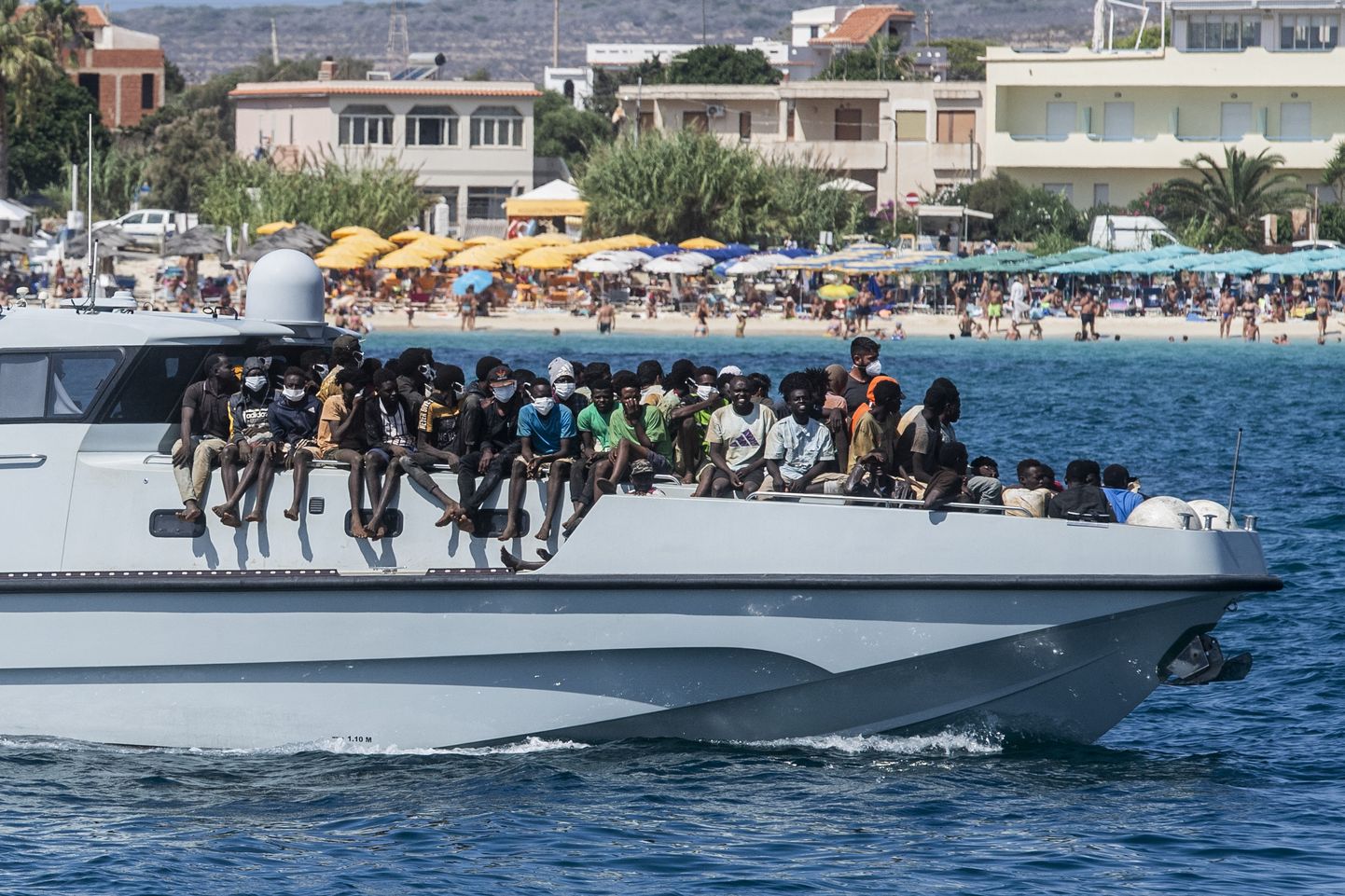 Vahemerelt päästetud migrandid saabumas Itaalia Lampedusa saare sadamasse 15. septembril 2023.