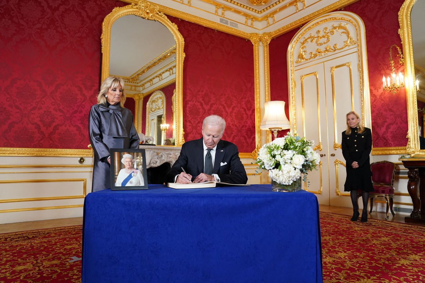 ASV prezidents Džo Baidens ar pirmo lēdiju Džilu Londonā godina karalieni Elizabeti II.