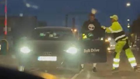 Video ⟩ Autojuht ja teetööline läksid Tartus käsipidi kokku