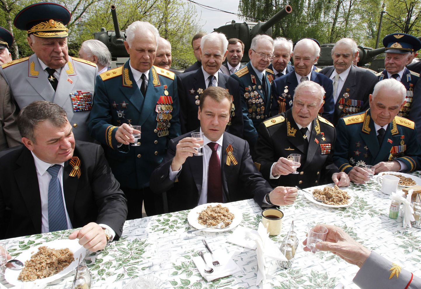 Vene president Dmitri Medvedev (ees vasakult teine) koos veteranidega 8. mail sõjamuuseumi aias.