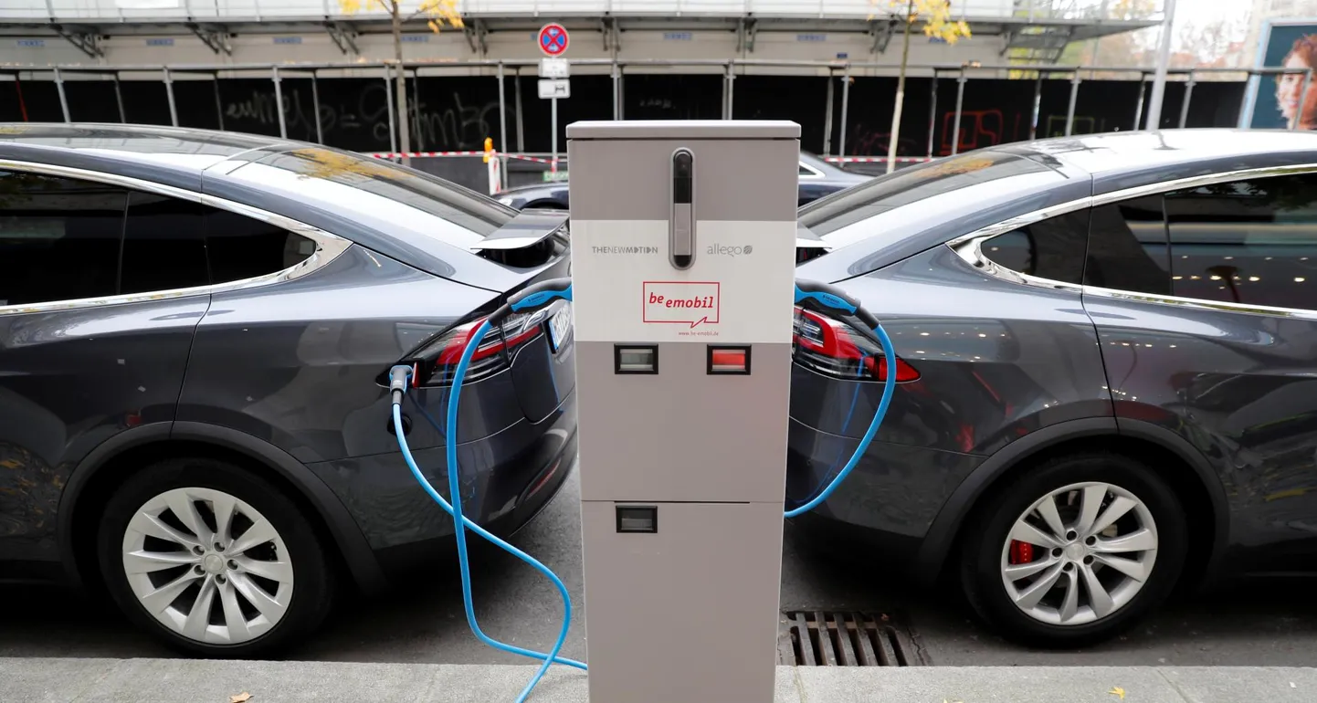 Tesla Model X elektriautod akusid laadimas
