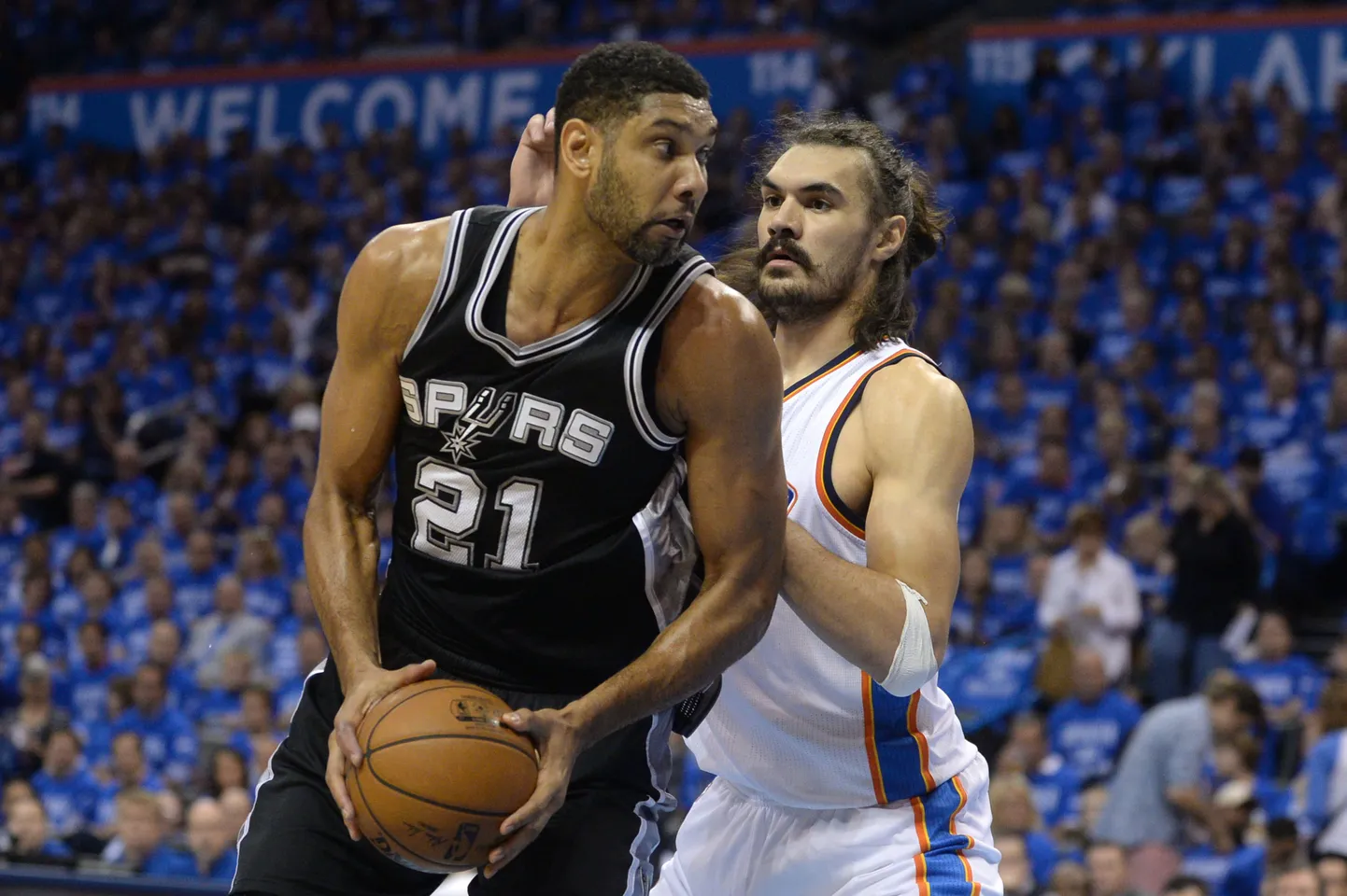 Tim Duncani (vasakul) viimaseks matšiks jäi mai keskel peetud NBA läänekonverentsi teise ringi kuues mäng, kus võõrsil jäädi alla Oklahoma City Thunderile ja langeti konkurentsist. Pildil heitleb ta Thunderi tsentri Steven Adamsiga.