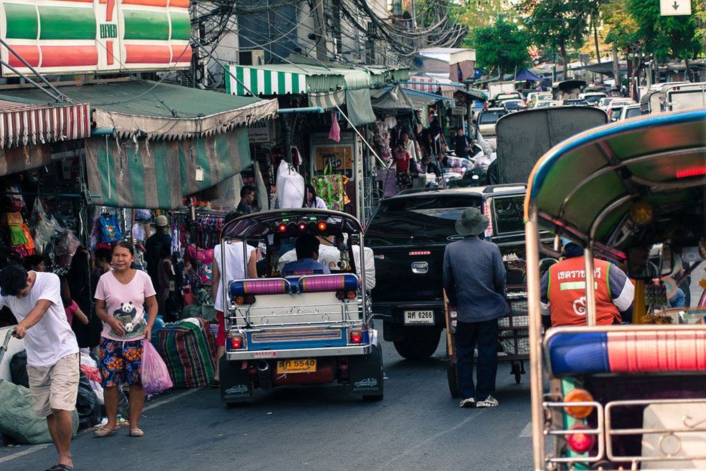 Bangkoki tänav, kus müüakse kõiksugu kaupa.
