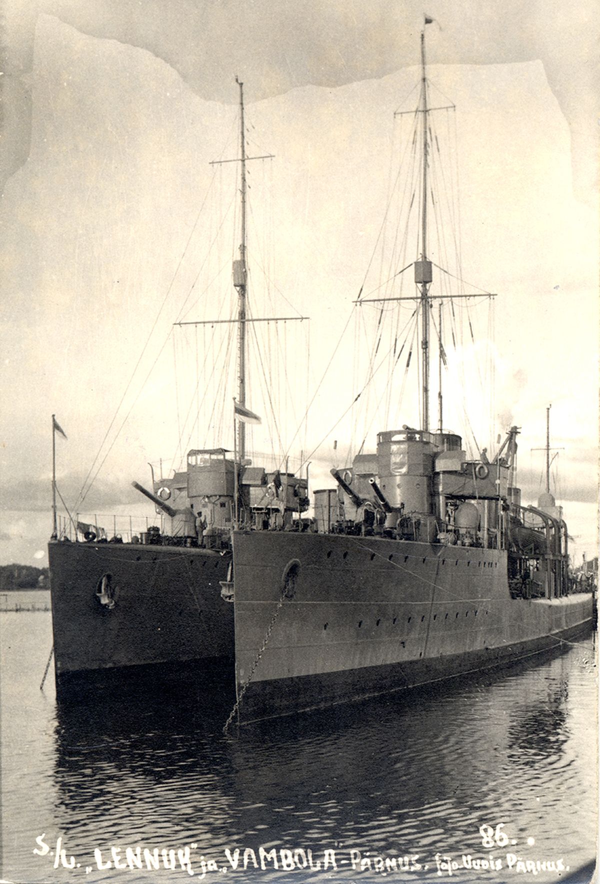 Venelastelt vallutatud, hilisemad Eesti mereväe laevad Lennuk ja Wambola Pärnu sadamas.