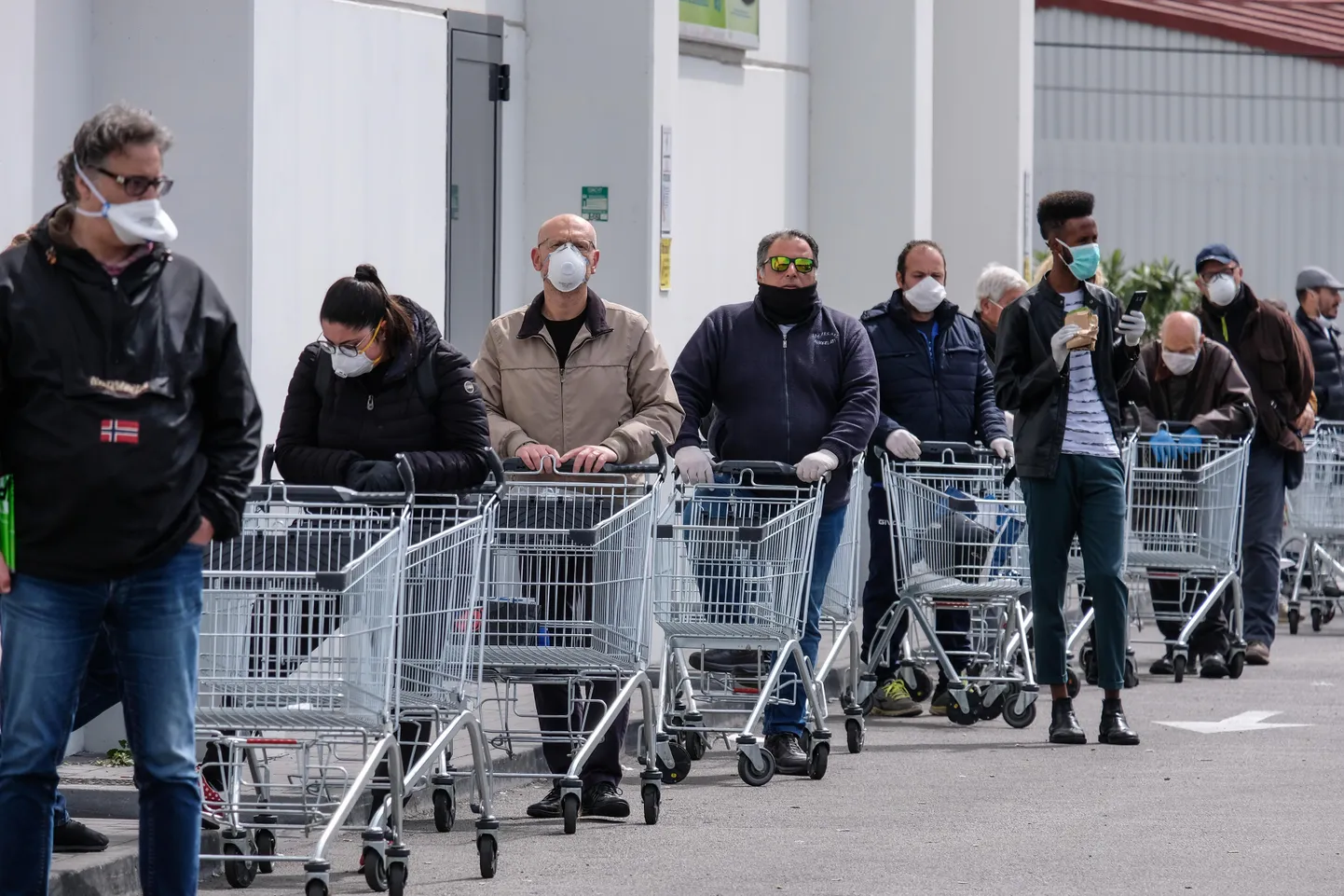Очередь в продуктовый магазин в Палермо.