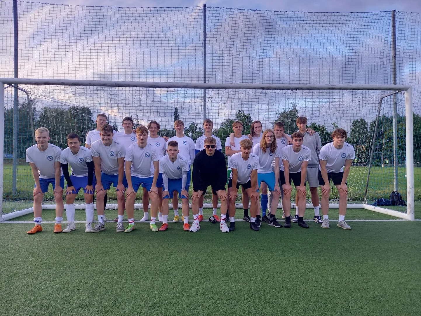 FC Rahwale on suur meeskond ning et kõik pildile mahuksid, tuli väiksemate väravatega väljakult kolida suurema värava ette.