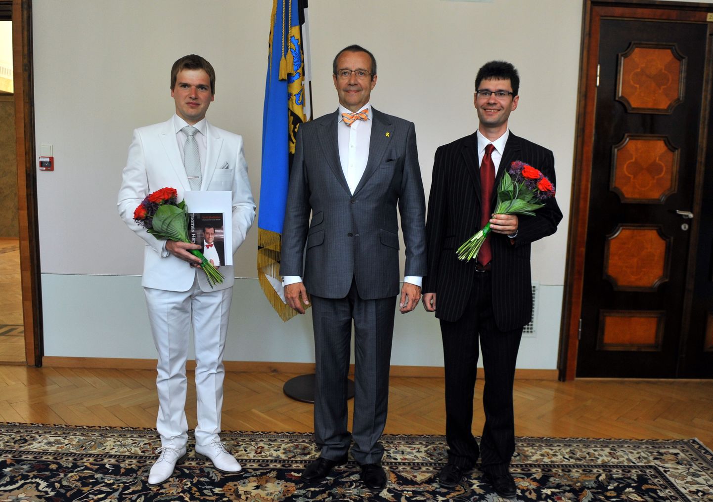 President Toomas Hendrik Ilves andis täna üle noore kultuuritegelase preemia dirigent Risto Joostile (vasakul) ning eripreemia kirjandusteadlasele Igor Kotjuhile.