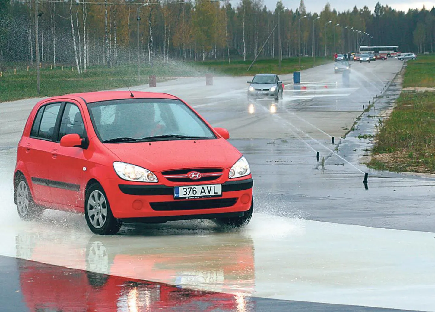 Oma auto rehvide pidamist oleks mõttekas kontrollida autokoolide spetsiaalsetel libedaradadel.