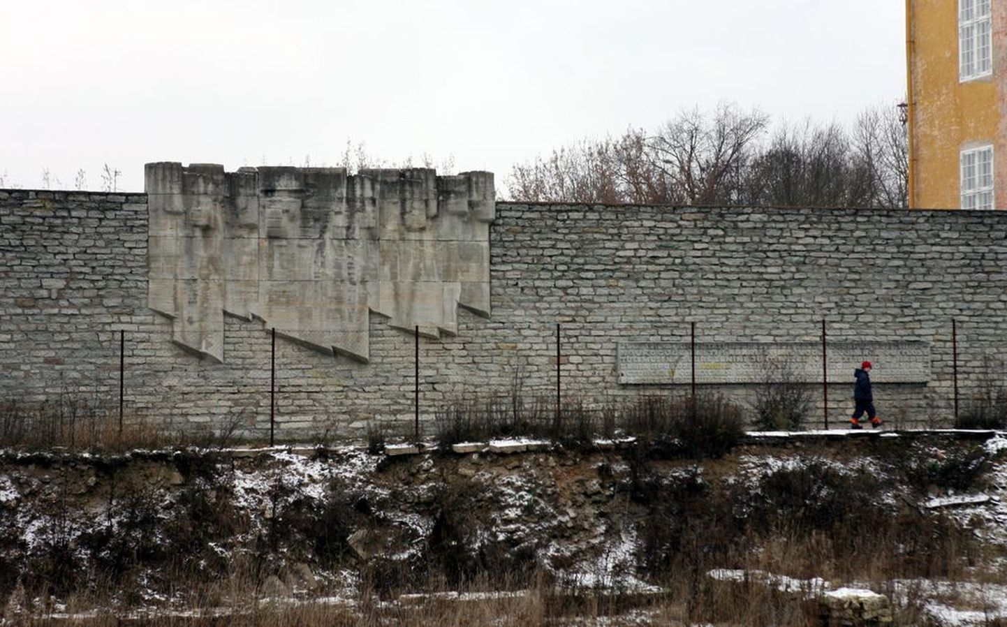 Täna algas Narva raekoja juures seinud töörahva kommuuni mälestusmärgi demonteerimine.
