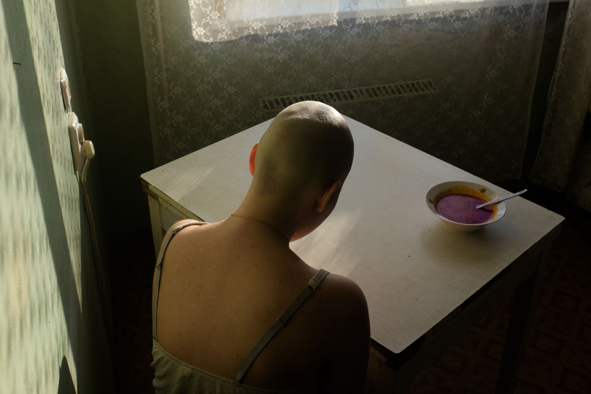Aljona Kotšetkova istub kodus laua taga, suutmata vähiravi ajal oma lemmiktoitu boršisuppi süüa.