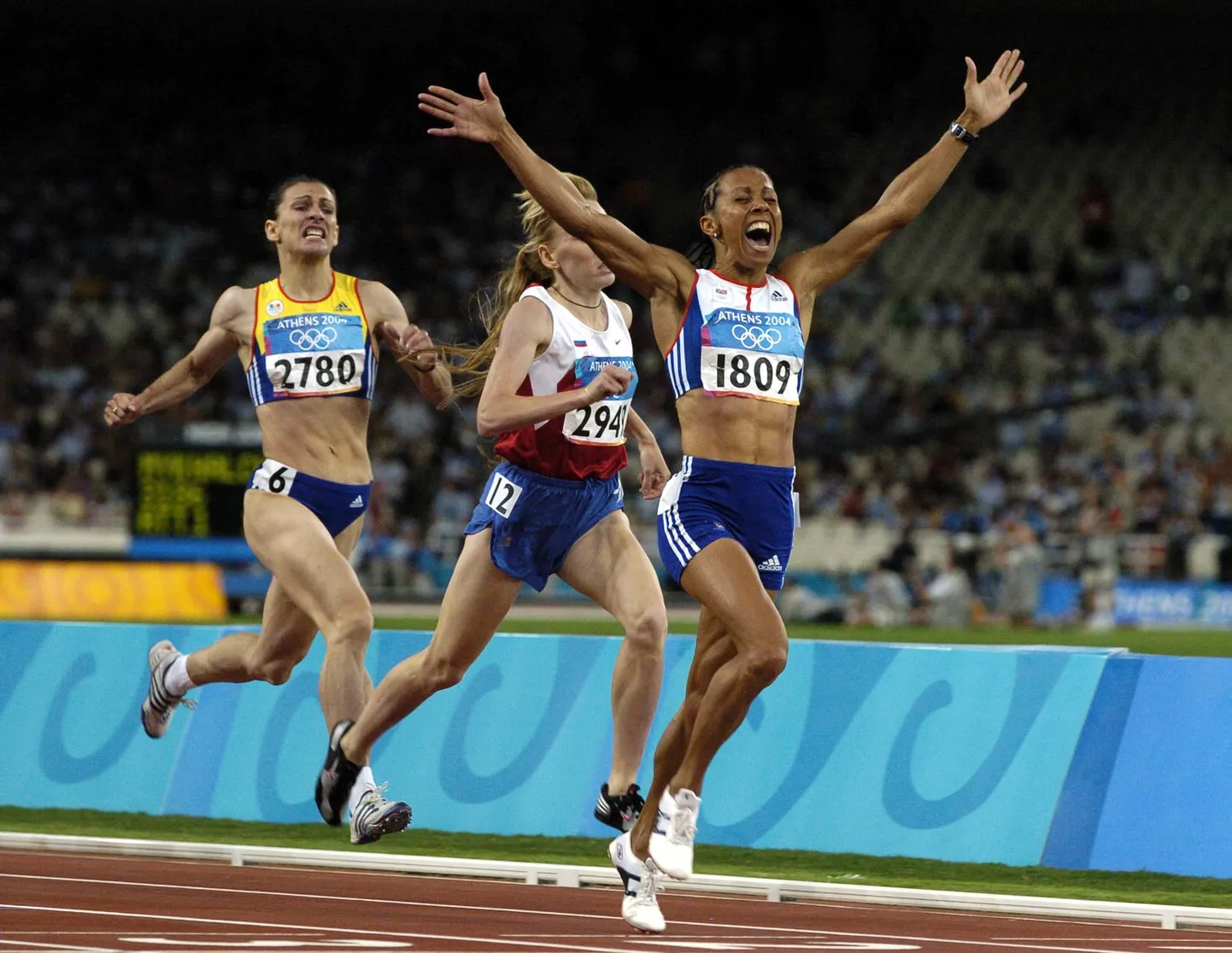 Kelly Holmes (kõige parempoolne) võitis Ateena olümpial kaks kulda.