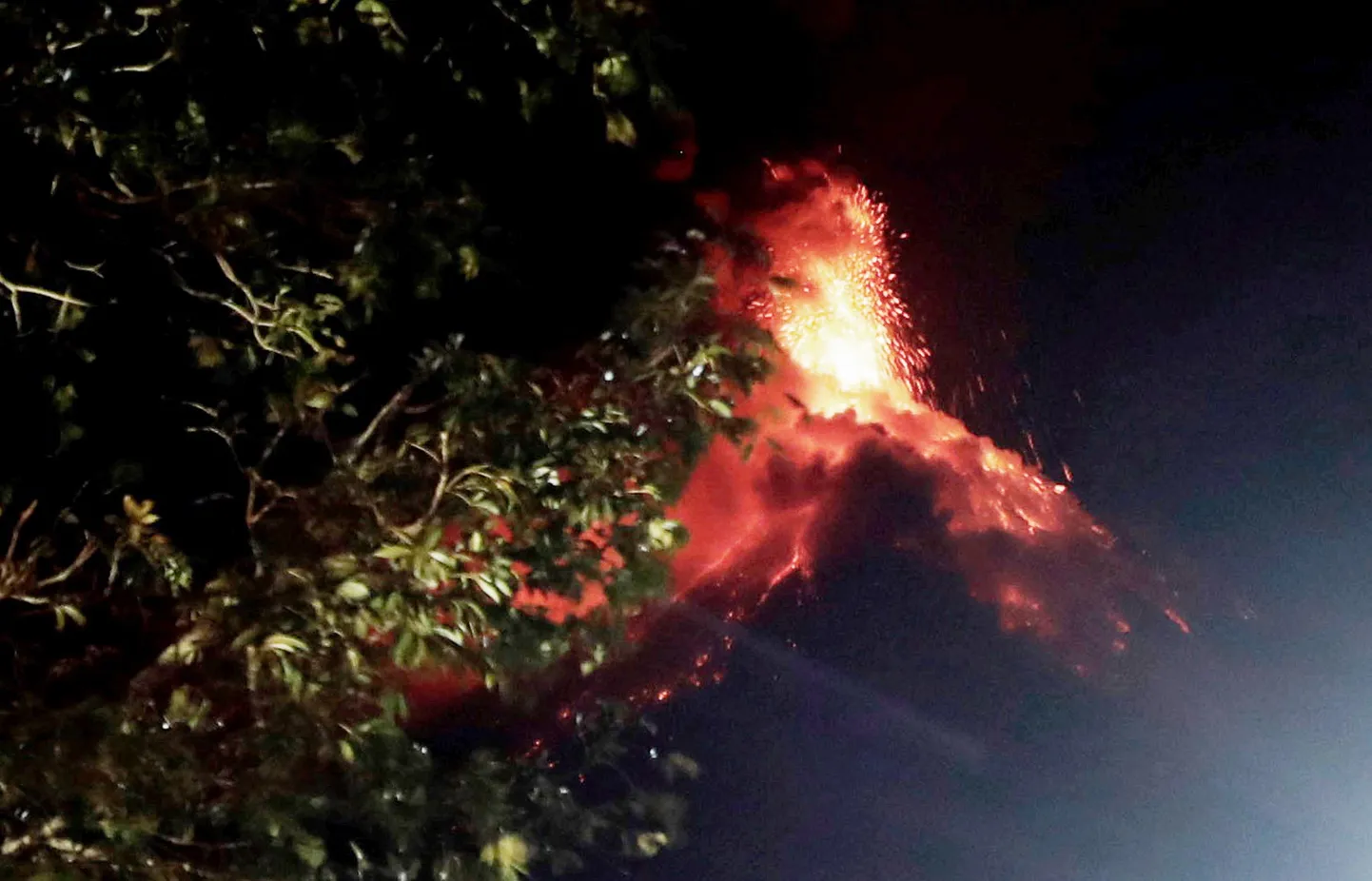Vulkāna Uguns (Fuego) izvirdums.