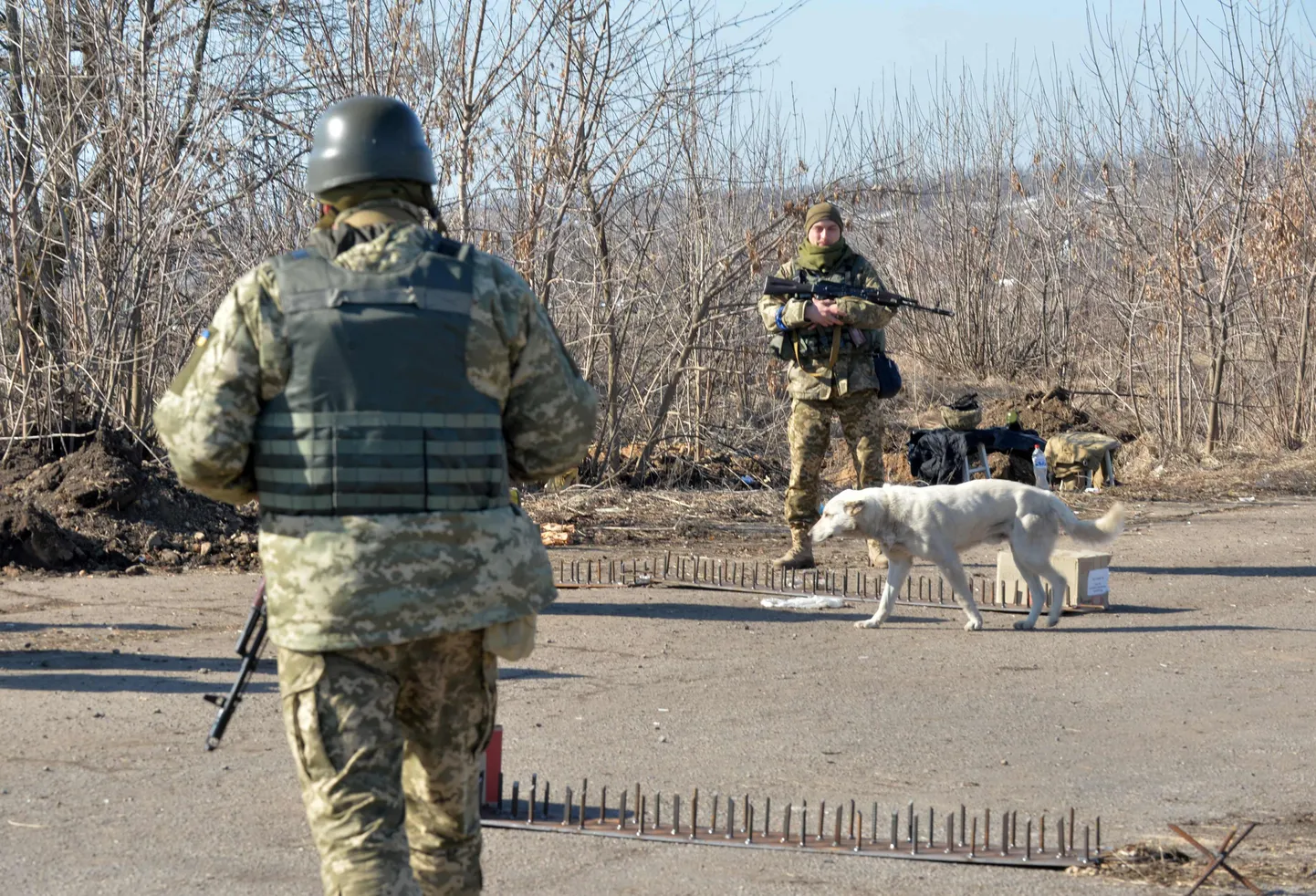 Harkivi lähedal asuval kontrollpostil korda valvavad Ukraina armee sõdurid.