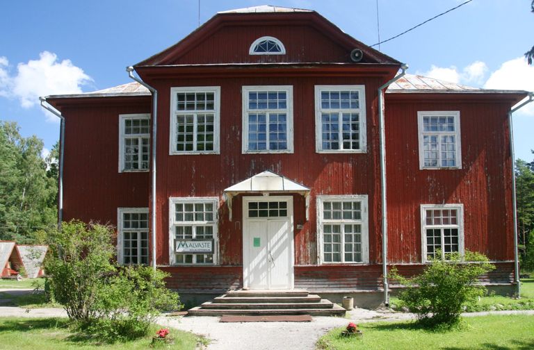 Vaade Malvaste Külalistemaja ja endise kooli sissepääsule, 2012.