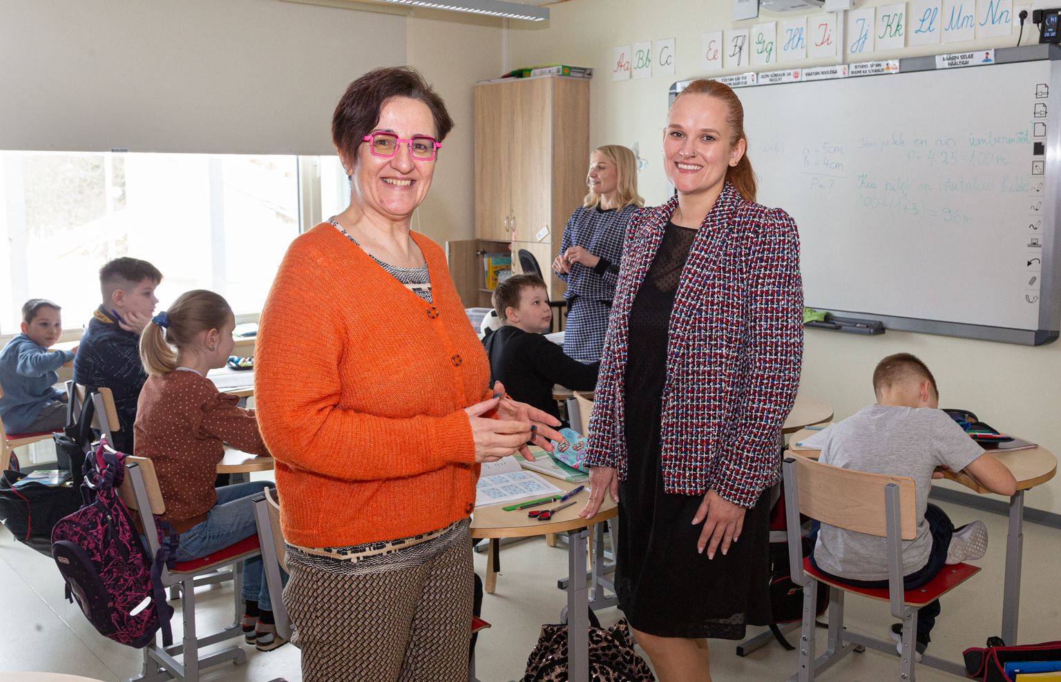 Kogenud õpetaja Kristiina Raidvere tutvus teiste seas Sinimäe põhikooliga. Direktor Aljona Kordontšuk kinnitas, et koolimaja uksed on huvilistele avatud.