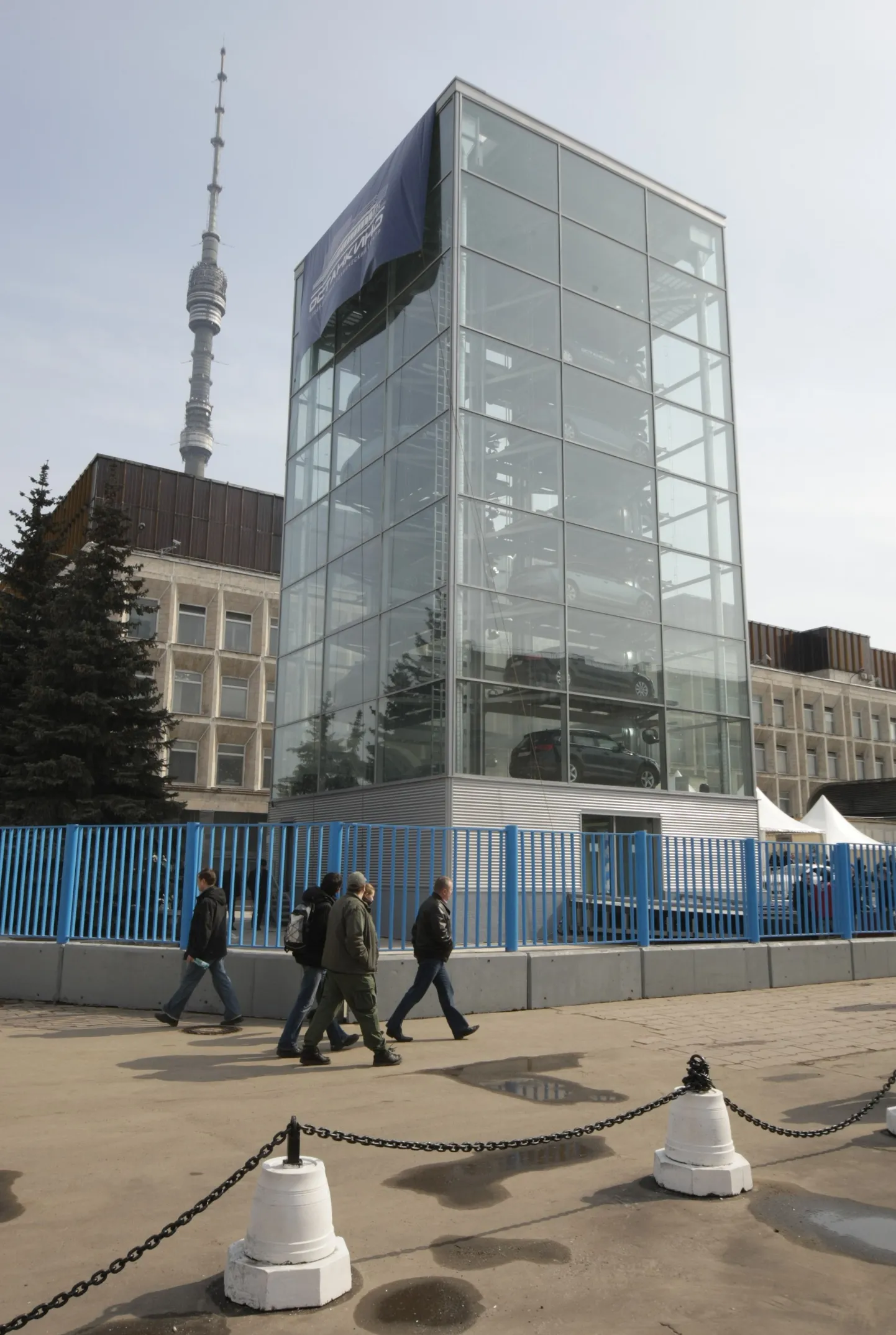 Телецентр "Останкино" на заднем плане.