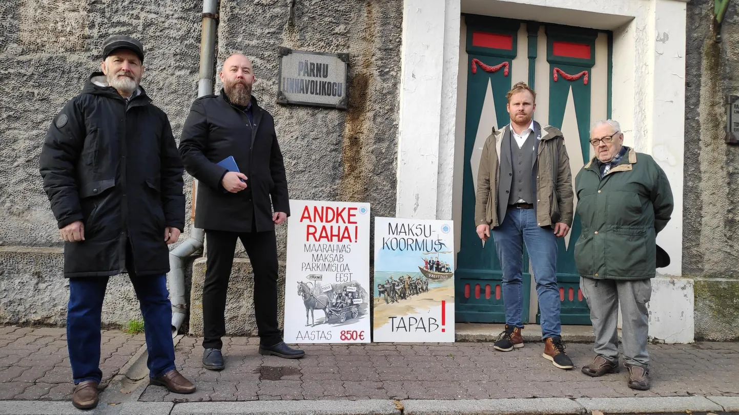 Pärnu raekoja ukse ees seisid EKRE rahvasaadikud erinevate plakatitega.