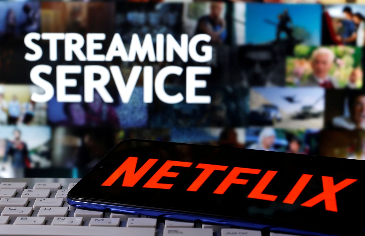 Netflixi logo telefoniekraanil
