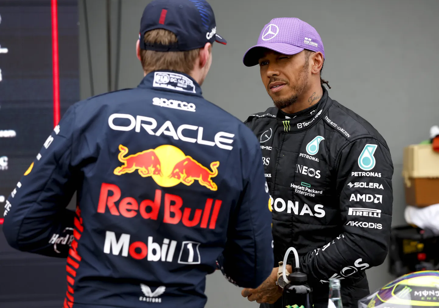 Max Verstappen ja Lewis Hamilton.