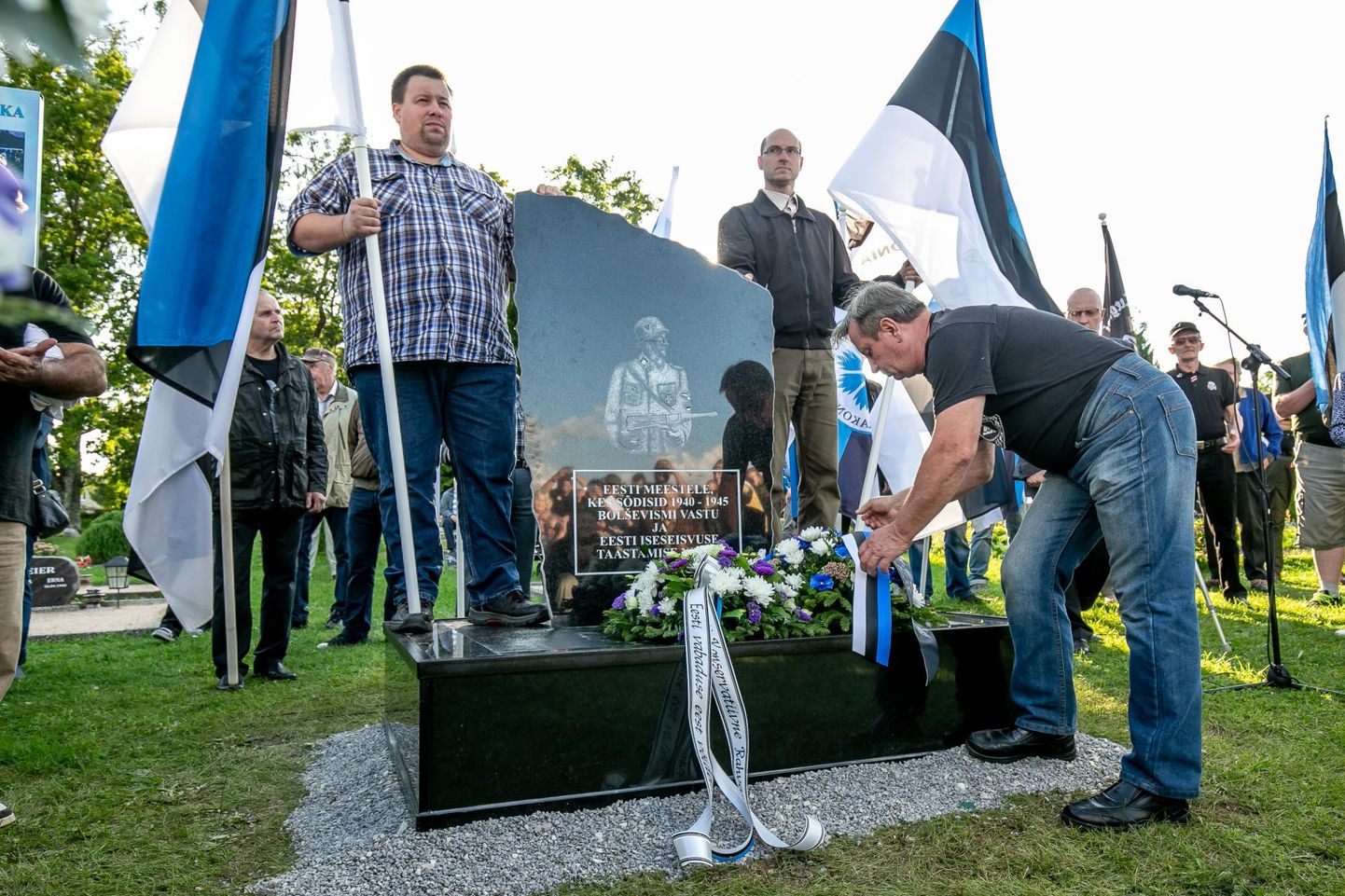 EKRE eestvedamisel meenutati möödunud aastal Lihula kalmistul, kuidas sinna püstitati Eesti sõjameestele mälestussammas, mis valitsuse korraldusel maha võeti.
