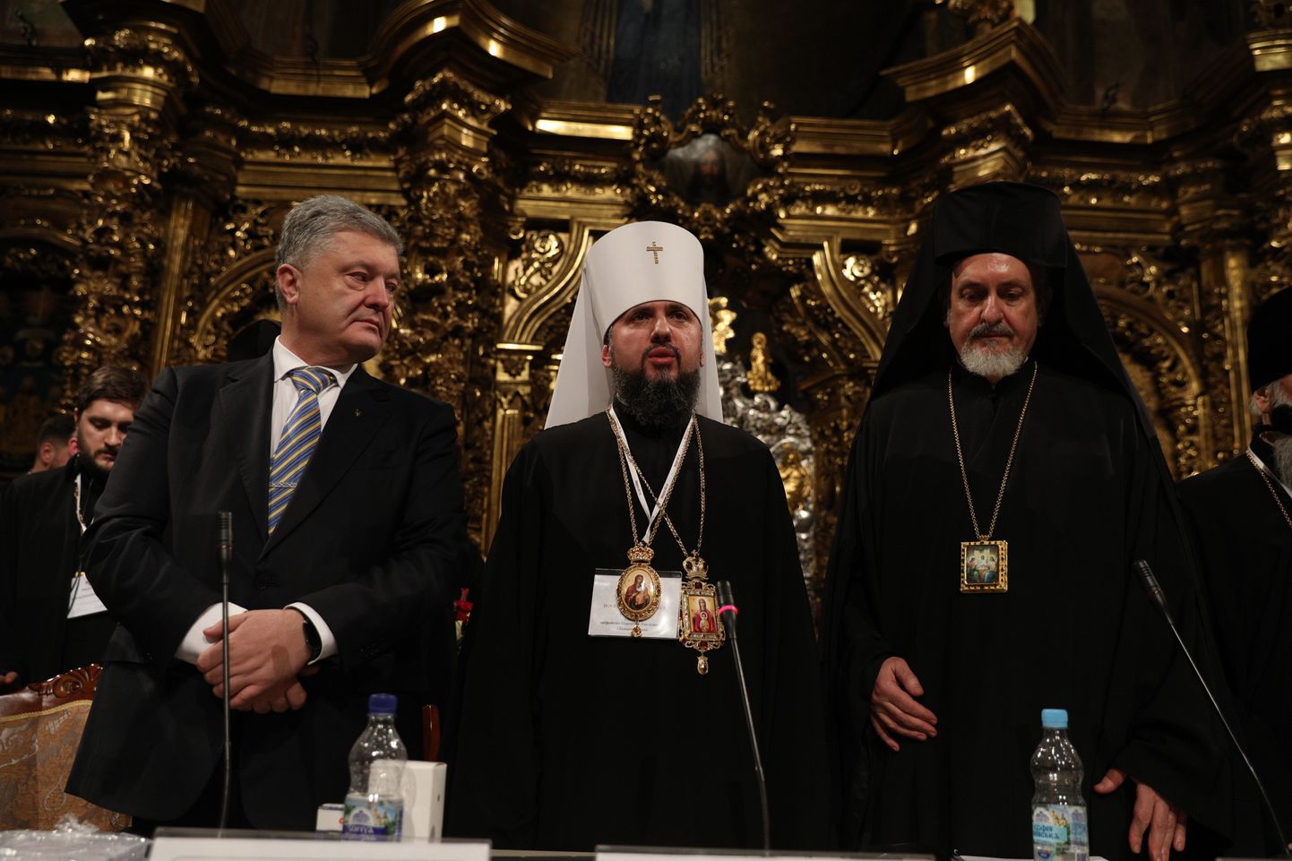 Ukrainas prezidents Petro Porošenko un Kijevas un visas Ukrainas metropolīts Epifānijs