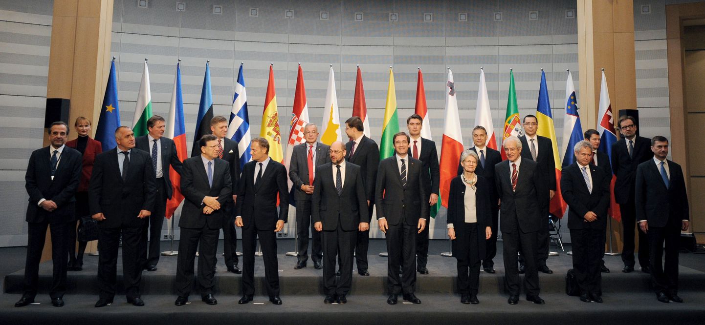 Euroopa Komijoni president Jose Manuel Barroso (vasakult kolmas)Poola peaministri Donald Tuskiga ühtekuuluvuse sõprade konverentsi eelse nn perepildi tegemise ajal vestlemas.