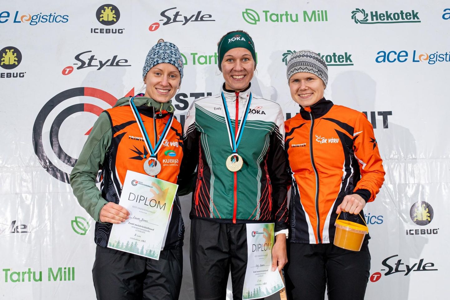 Eesti meistrivõistluste lühiraja naiste esikolmik: Laura Joonas (vasakult), Evely Kaasiku ja Sari Nurmela.