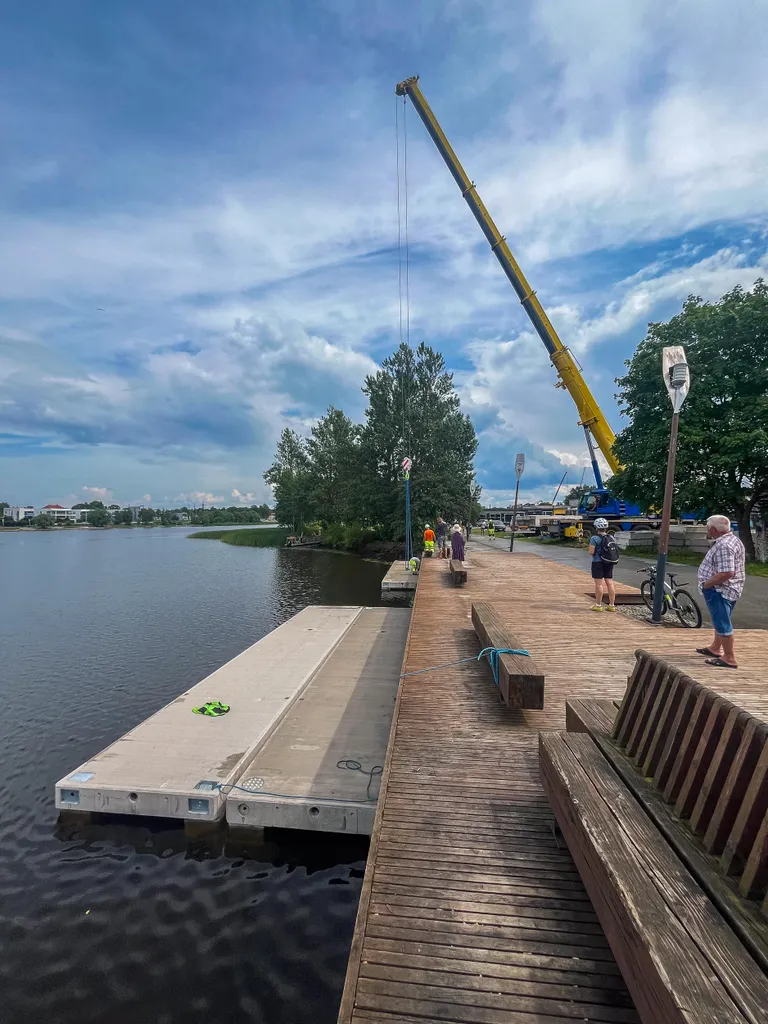 Esimesena tõsteti vette neli suurt betoonsilla elementi kogukaaluga 48 tonni.