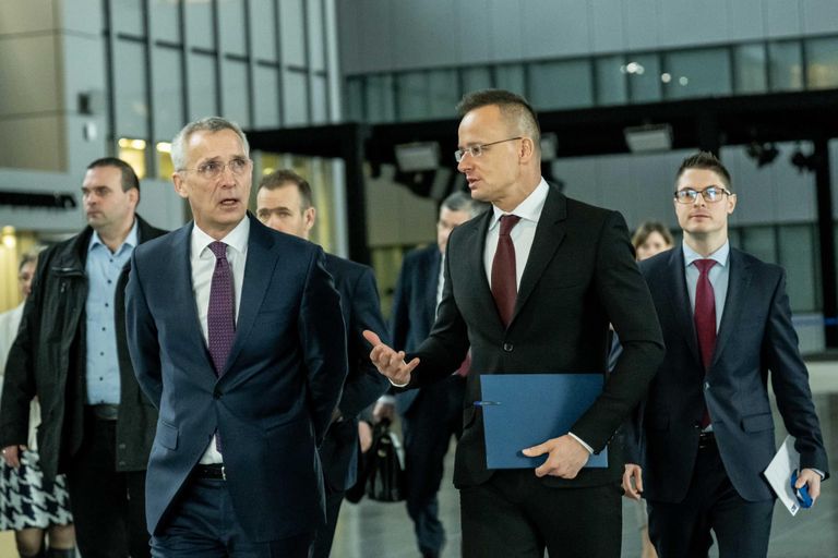 Генеральный секретарь НАТО Йенс Столтенберг (слева) и министр иностранных дел Венгрии Петер Сиярто (справа). 2023