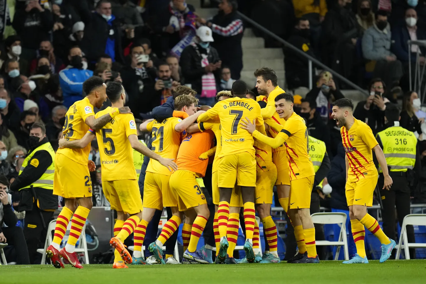 Barcelona mängijad väravat tähistamas.